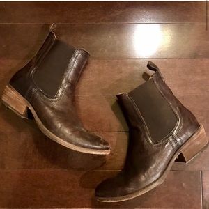 FRYE Carson Chelsea Boots